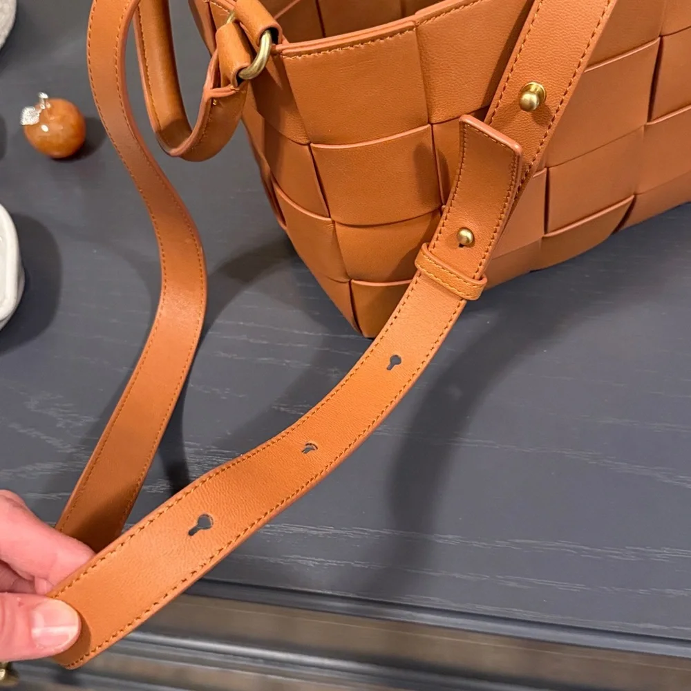 J. McLaughlin Woven Tan Leather Shoulder Bag adjustable strap - Picture 9 of 11